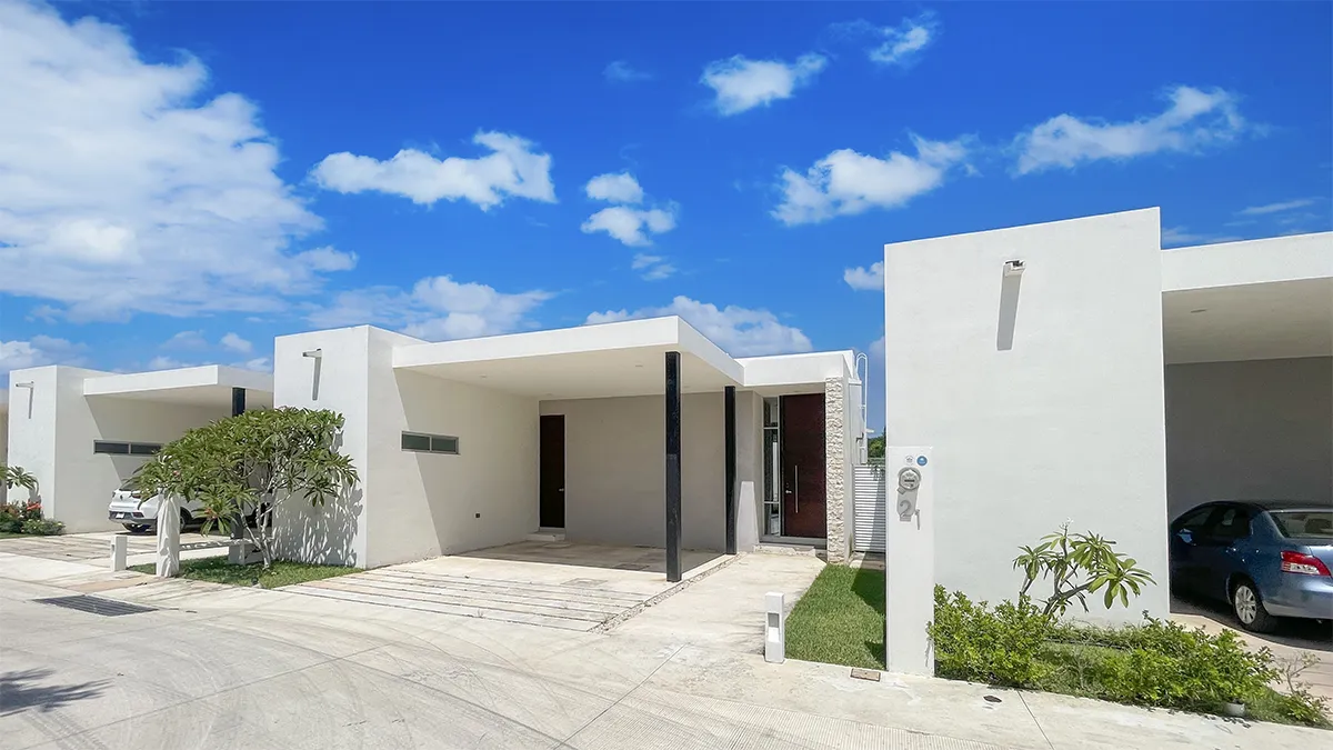 Casa de una planta con jardín y piscina en Conkal, Yucatán